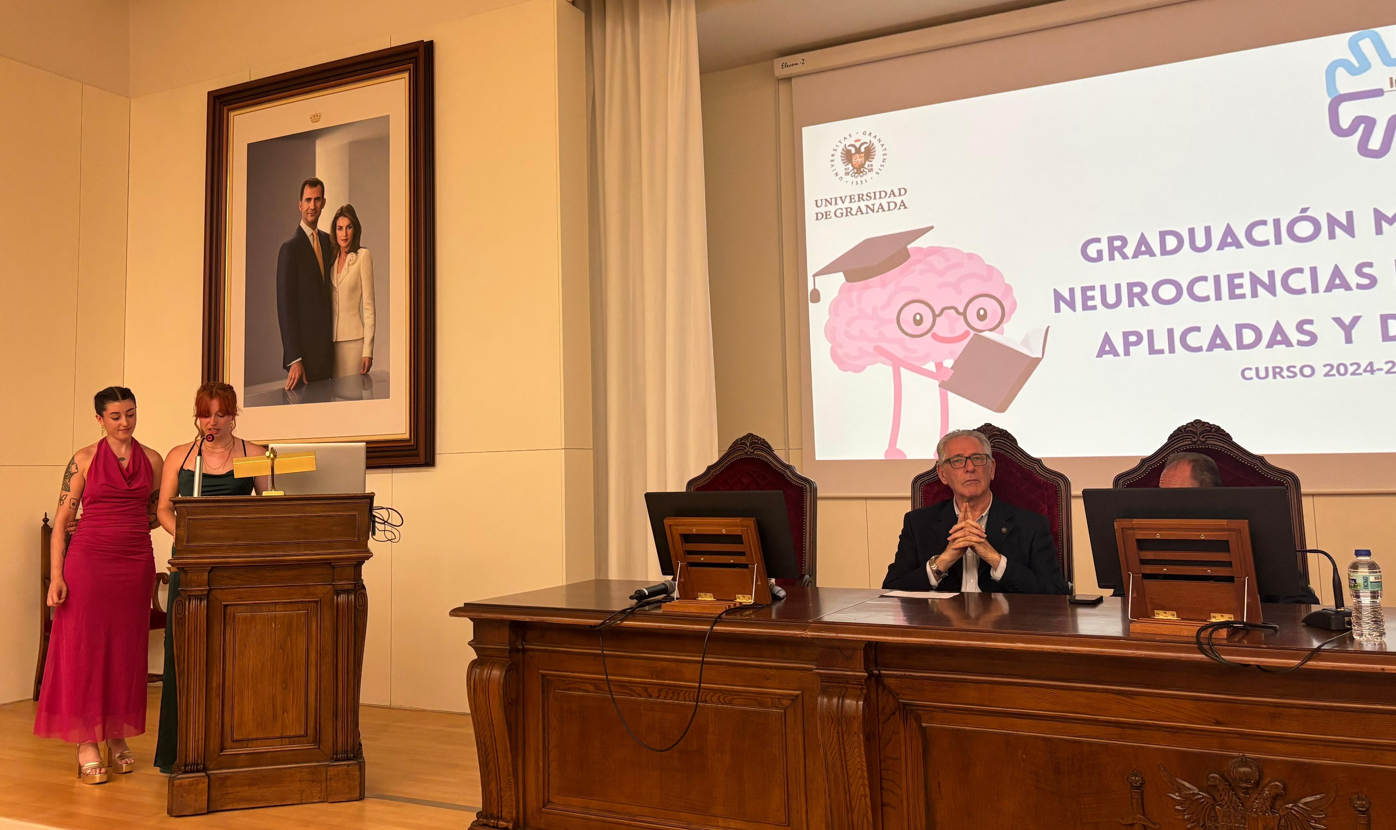 Representantes del alumnado dirigiendo el acto Alumnas del Máster dirigiendo el acto