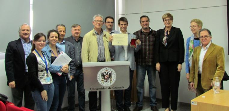 El premiado junto a varios asistentes y miembros del Instituto de Neurociencias de Granada