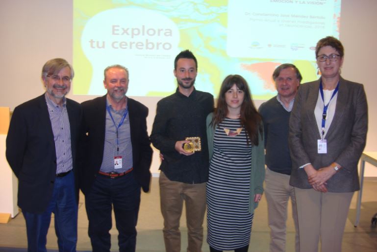 El premiado junto a varios asistentes y miembros del Instituto de Neurociencias de Granada.