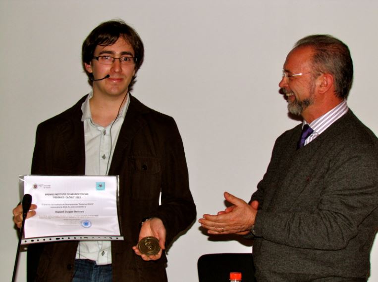 D. Daniel Duque recibiendo el premio de manos del Director D. Francisco Vives