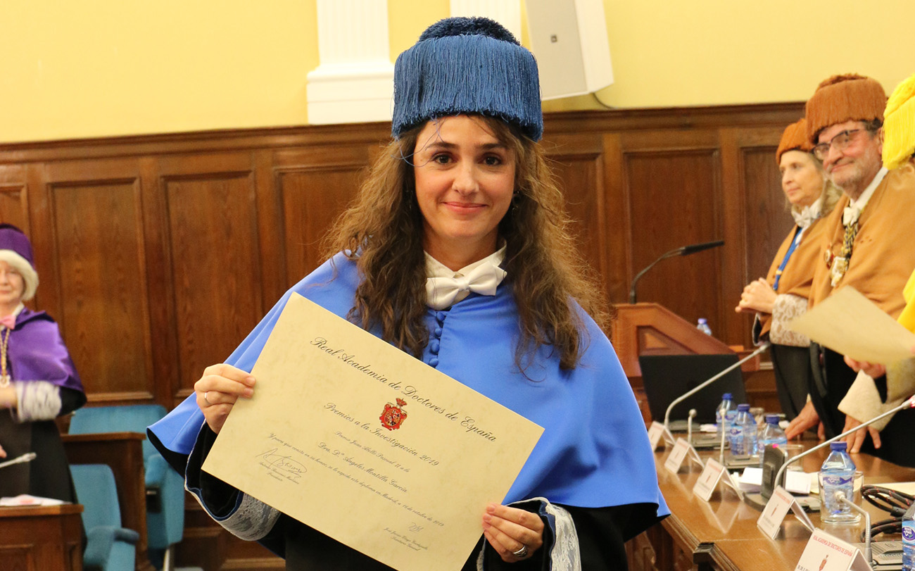 La premiada recogiendo su diploma acreditativo por la Real Academia de Doctores de España