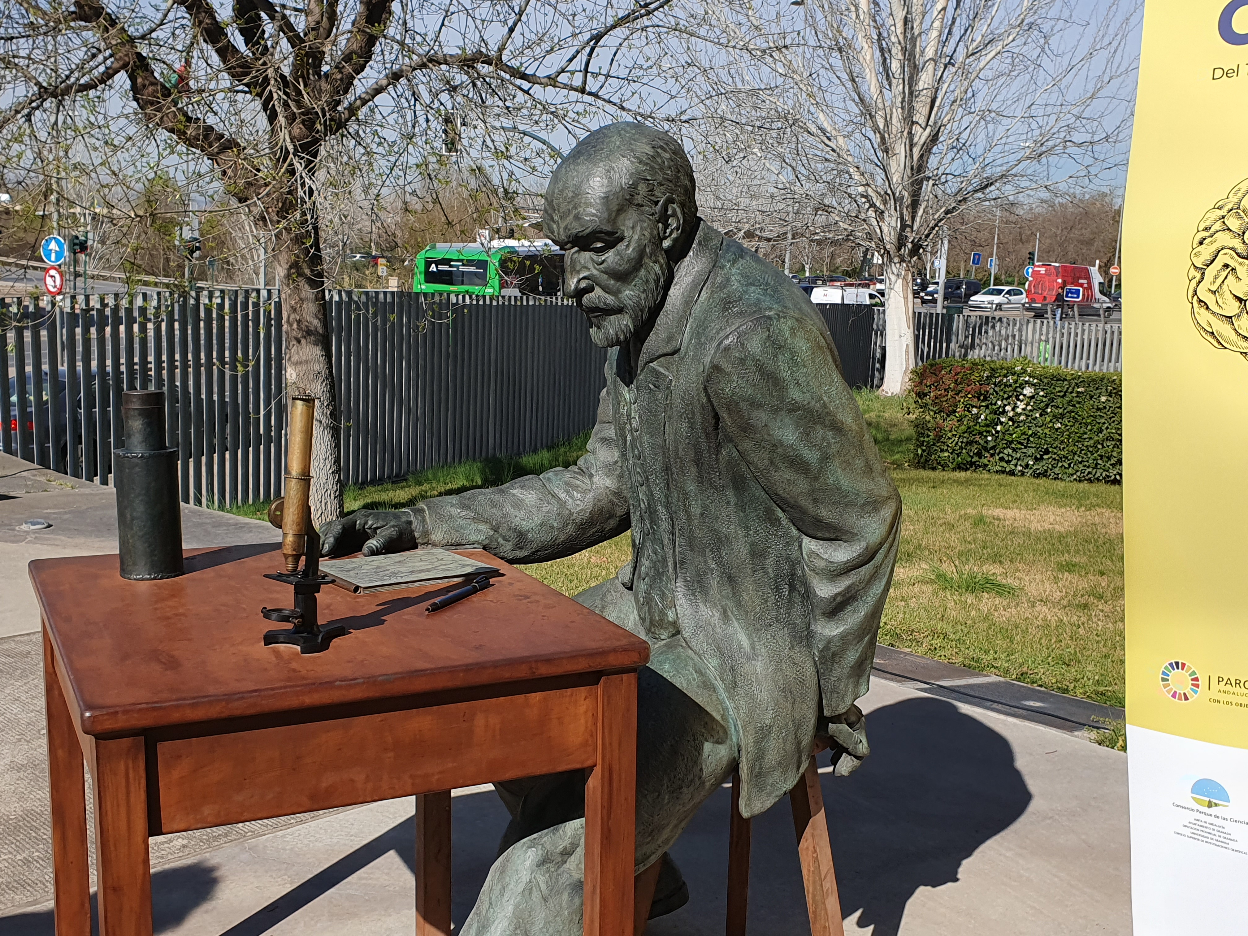Escultura de Cajal en el Parque de las Ciencias