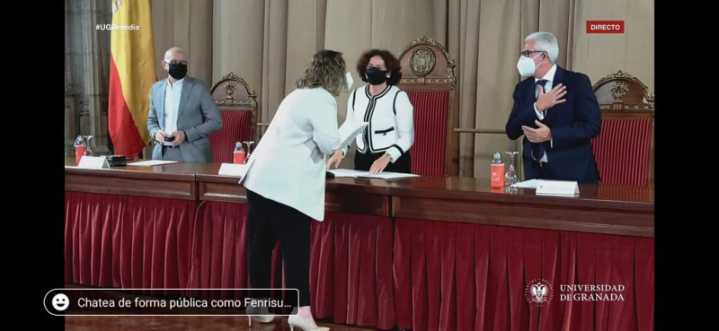 La Ilma. Rectora entregando el Premio de Investigación en Excelencia La rectora otorgando el Premio