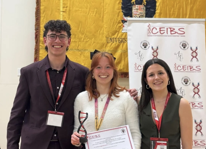 La premiada con el título acreditativo de su premio