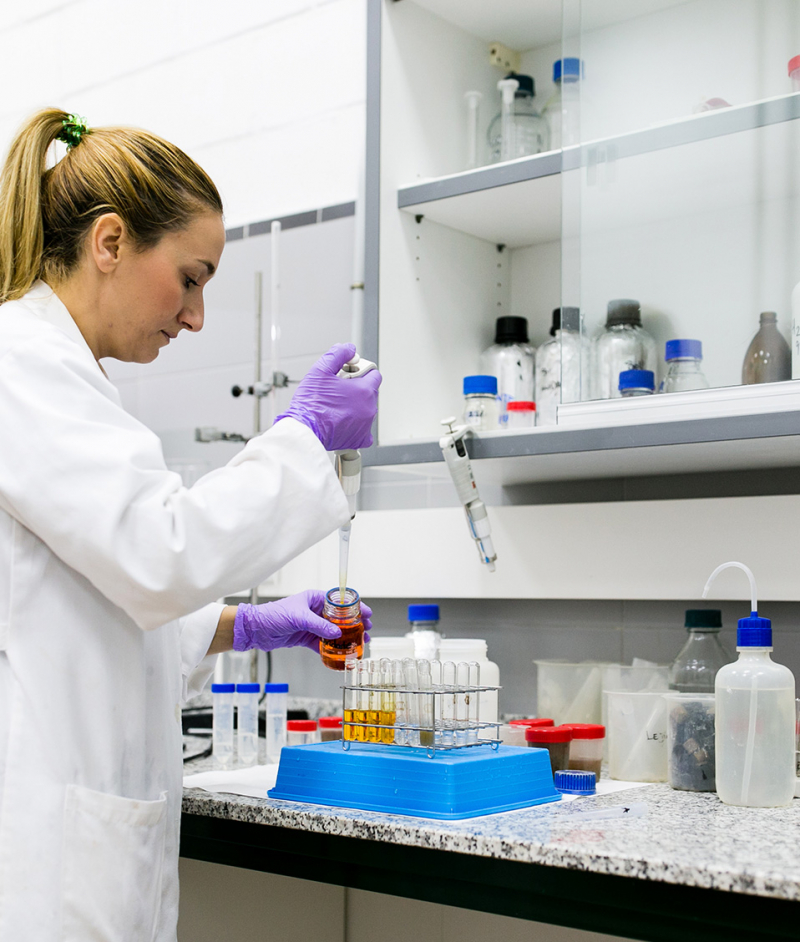 Investigadora realizando un experimento en el laboratorio Investigadora realizando un experimento en el laboratorio
