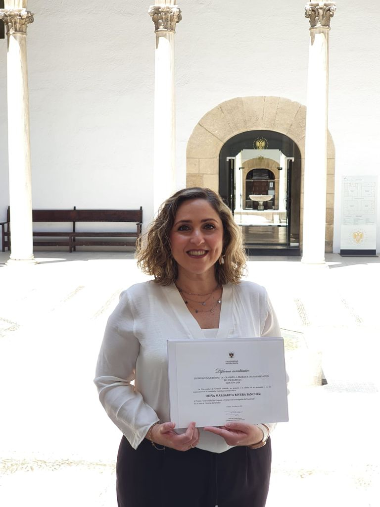 Margarita Rivera mostrando su premio en un patio del Hospital Real Margarita RS con Premio Hospital Real