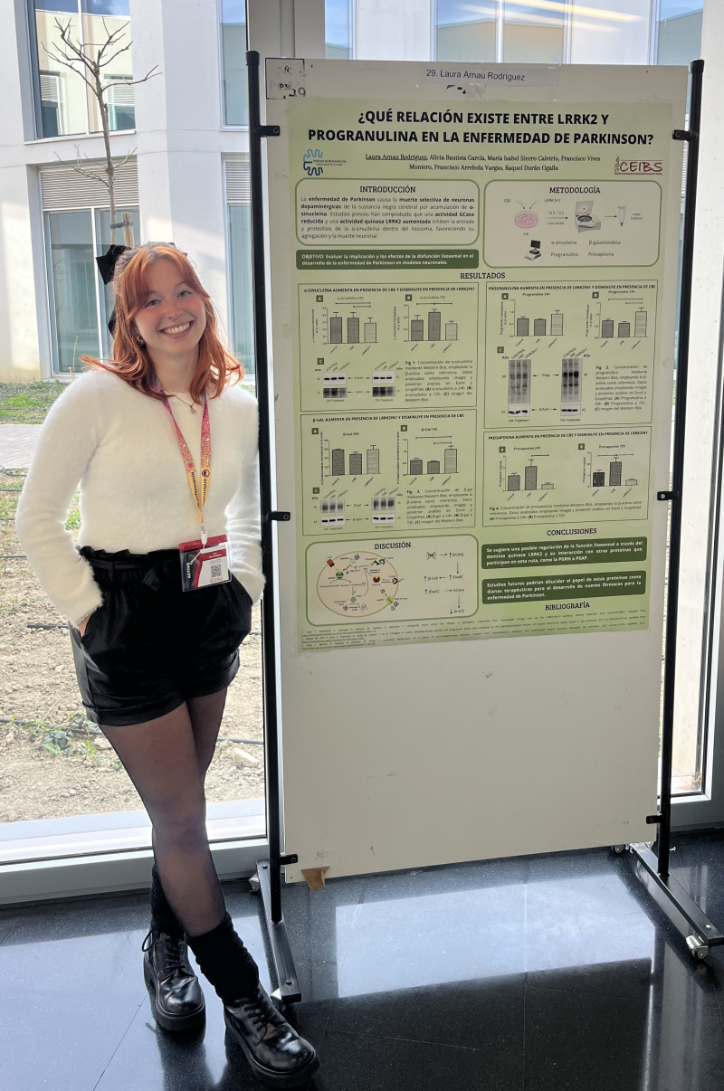 Laura Arnau junto a su póster premiado